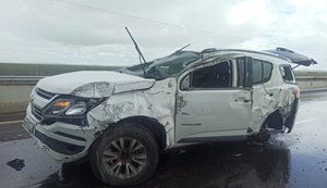 Condutor perde controle de veículo por conta de água na pista e capota na AL-220