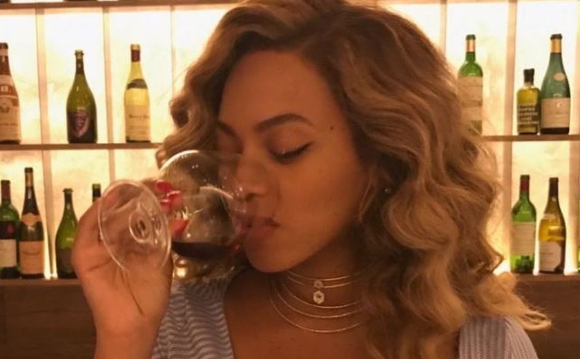 Foto de Beyoncé tomando vinho causa polêmica e gera debate nas redes sociais