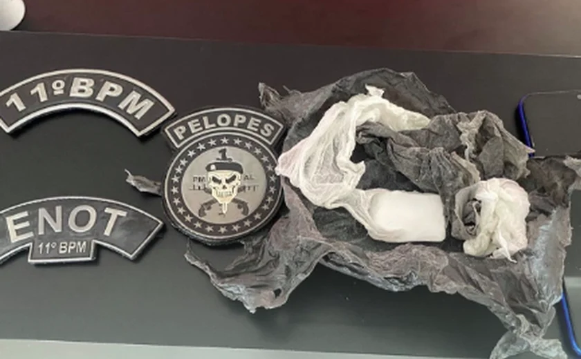 Mulher tenta se livrar de bolsa com drogas e é presa em Penedo