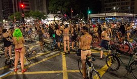 Ciclistas pedalam nus sob chuva na Avenida Paulista em protesto para conscientizar população sobre acidentes de trânsito