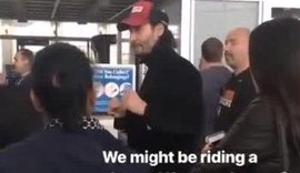 Keanu Reeves anda de ônibus após pouso de emergência de avião