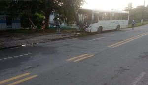 Ônibus bate em poste na Santa Amélia, em Maceió
