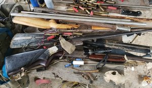 Equipes da PM-AL apreendem armas, drogas, recuperam motocicleta roubada