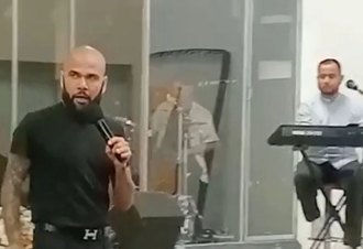Ex-jogador Daniel Alves prega durante culto após acusação de estupro; assista o vídeo