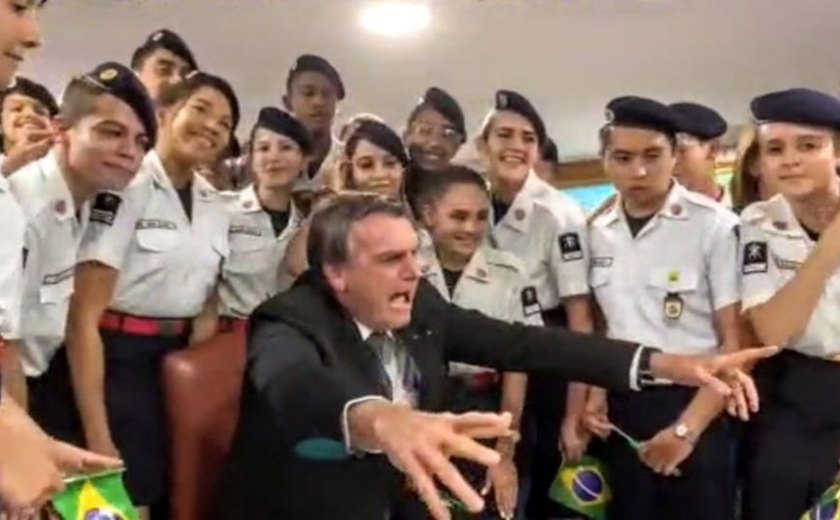 O uso eleitoral de crianças e jovens de escolas militares por Bolsonaro
