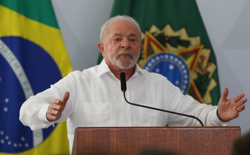 Lula anuncia política de reajuste do salário mínimo e isenção de Imposto de Renda