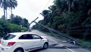 Colisão entre carro e poste deixa feridos na AL-101 Norte, em Ipioca