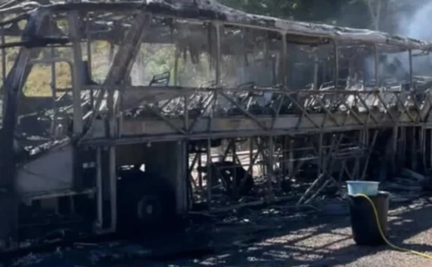 Ônibus das bandas Djavú e Bonde do Forró pega fogo e é totalmente destruído