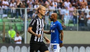 Atlético bate o Cruzeiro no clássico mineiro e vira líder do Brasileirão