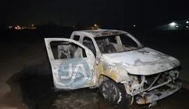 Caminhonete pega fogo em trecho da AL-110, na zona rural de Arapiraca