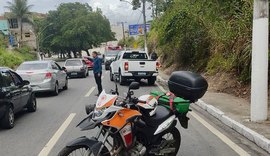 Dois homens ficam feridos após colisão envolvendo caminhão e bicicleta na Leste-Oeste