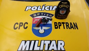 Suspeitos se desfazem de arma durante fuga e polícia apreende revólver