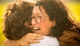 Lurdes encontra Domênico ao escapar do cativeiro de Thelma e abraça o filho
