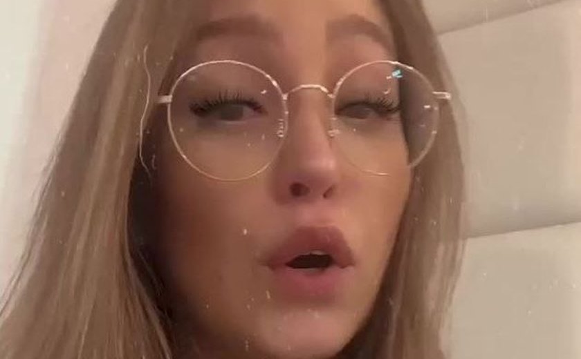 Chorando, atriz Carla Diaz revela que descobriu doença: 'Vou ter que fazer biópsia'