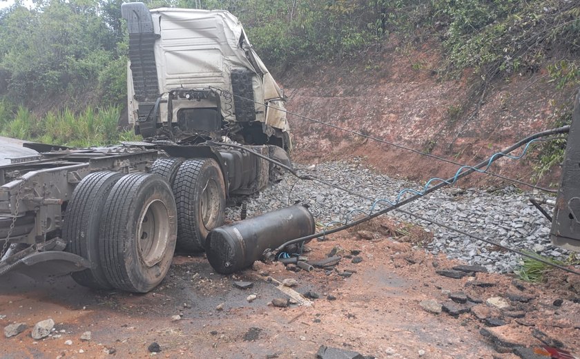 Motorista perde controle de carreta, bate em barreira e morre