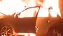 Carro bate em poste e pega fogo no Petrópolis
