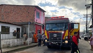 Geladeira pega fogo e assusta dona de casa no bairro da Ponta da Terra, em Maceió