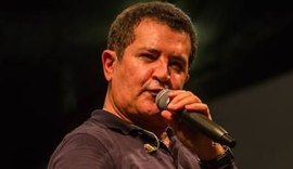 Cantor Beto Barbosa revela vício: 'Não vivia sem mulher a cada show'