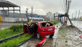 Motorista perde controle do veículo, derruba poste e vai parar no canteiro da Avenida Menino Marcelo