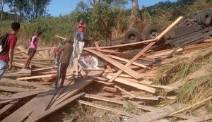 Motorista de caminhão tomba veículo e morre na BR-104