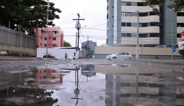 Moradores da Jatiúca reclamam de esgoto transbordando há dois anos