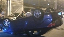 Carro colide com veículo estacionado e acaba capotando na Pajuçara