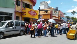 Servidores municipais ocupam prédio da Câmara de Vereadores de Arapiraca