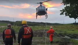 Homem é resgatado por helicóptero do DEA após ficar ilhado em trecho do Rio Paraíba