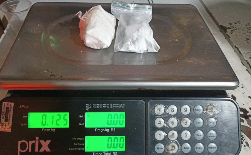 PM flagra mulher com drogas durante abordagem a van em Mata Grande