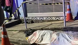 Homem morre e outro fica ferido após motocicleta colidir com corrimão de prédio