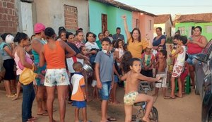 Moradores recebem Sopão Social em São Sebastião