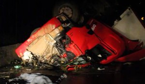 Caminhoneiro morre depois após carreta tombar em Jequiá da Praia