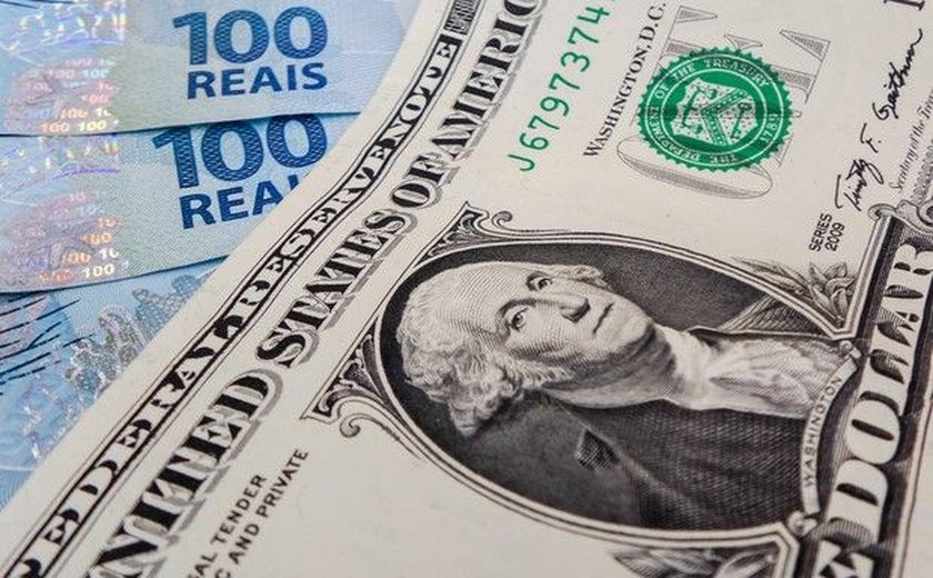 Dólar passa de R$ 3,45 e fecha no maior valor em 16 meses