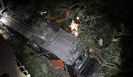 Ônibus cai de ponte e deixa mortos e feridos na BR-116, em Minas Gerais