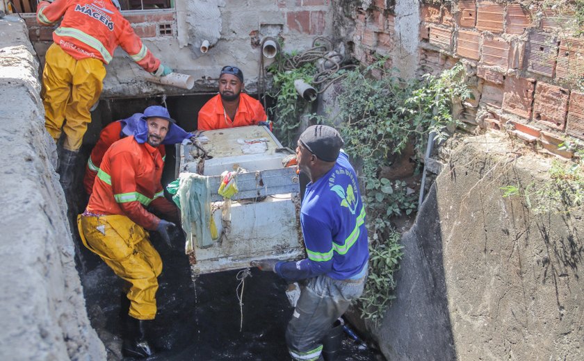 Operação Língua Suja retira geladeira do sistema de drenagem na Avenida Comendador Gustavo Paiva