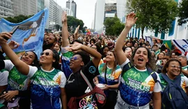 Evangélicos crescem e representam mais de um quarto da população