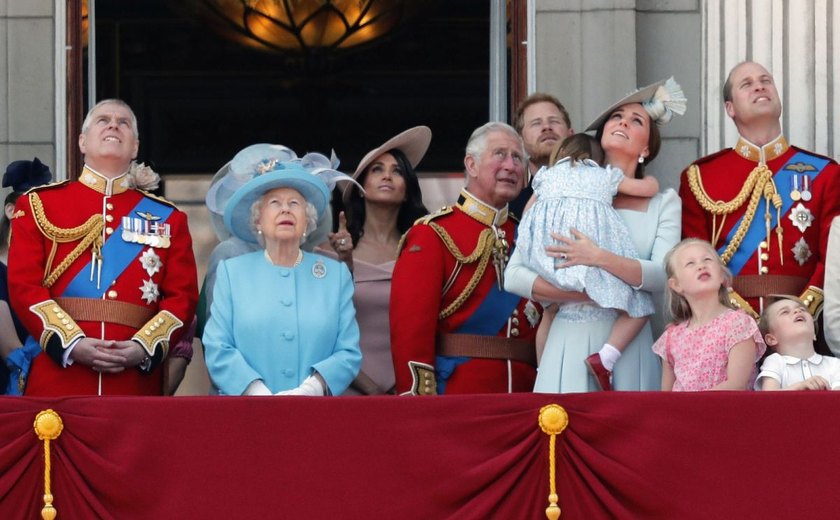 Rainha Elizabeth participa de parada militar em homenagem pelo seu aniversário