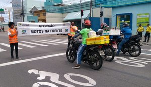 Motociclistas recebem orientação sobre uso da faixa de parada na Fernandes Lima