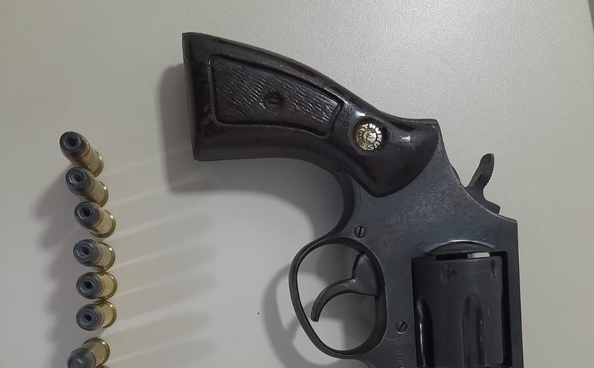 Polícia Militar flagra homem armado durante festa junina em Piranhas