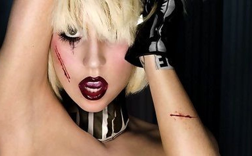 De fio dental, Lady Gaga mostra boa forma e tatuagens