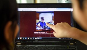 Governo do Paquistão transmite audiência com 'filtro de gato' acionado
