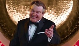 Mike Myers está irreconhecível no primeiro trailer de 'The Gong Show'