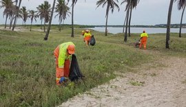 Maceió intensifica serviços de limpeza na praia do Pontal da Barra