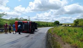 Motorista fica ferido após caminhão tombar em rodovia federal