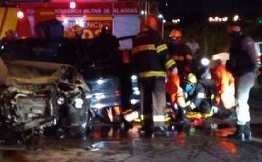 Colisão deixa duas pessoas mortas e uma ferida