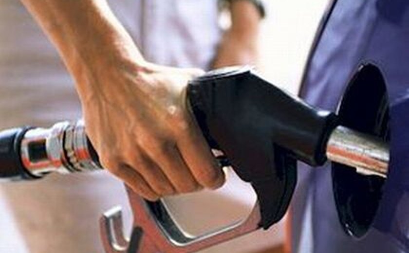 Preço da gasolina atrai consumidores nos postos de combustíveis em Maceió
