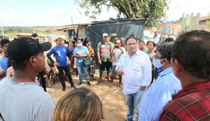 Em visita a acampamento, Luciano defende moradia digna para os arapiraquenses