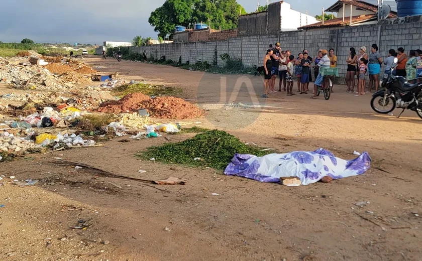 Corpo de jovem de 18 anos é encontrado com perfuração de arma de fogo em terreno de Arapiraca