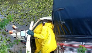 Corpo de idoso é retirado de veículo submerso em açude em Paulo Jacinto