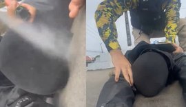 Motociclista é derrubado por agentes da DMTT que usam spray de gengibre nele durante abordagem